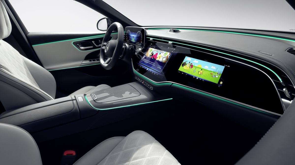 Mercedes ukázal interiér nové třídy E, svou obrazovku má i spolujezdec